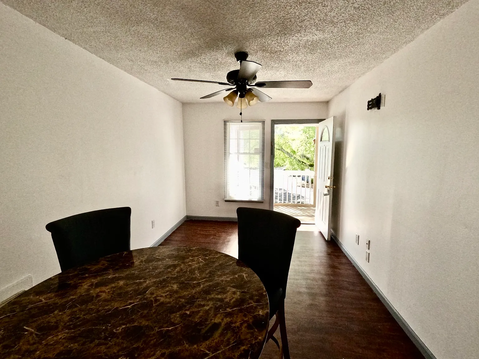 2 bed, 1000 sqft, $1,400 — Photo 2