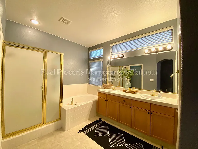 4872 N Crestmoor Ave — Photo 6