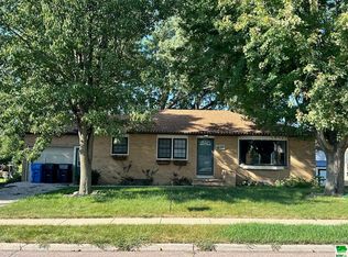 811 3rd St SE, Le Mars, IA 51031