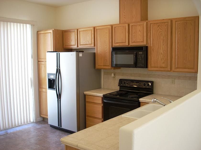 kitchen with breakfast nook and snack bar