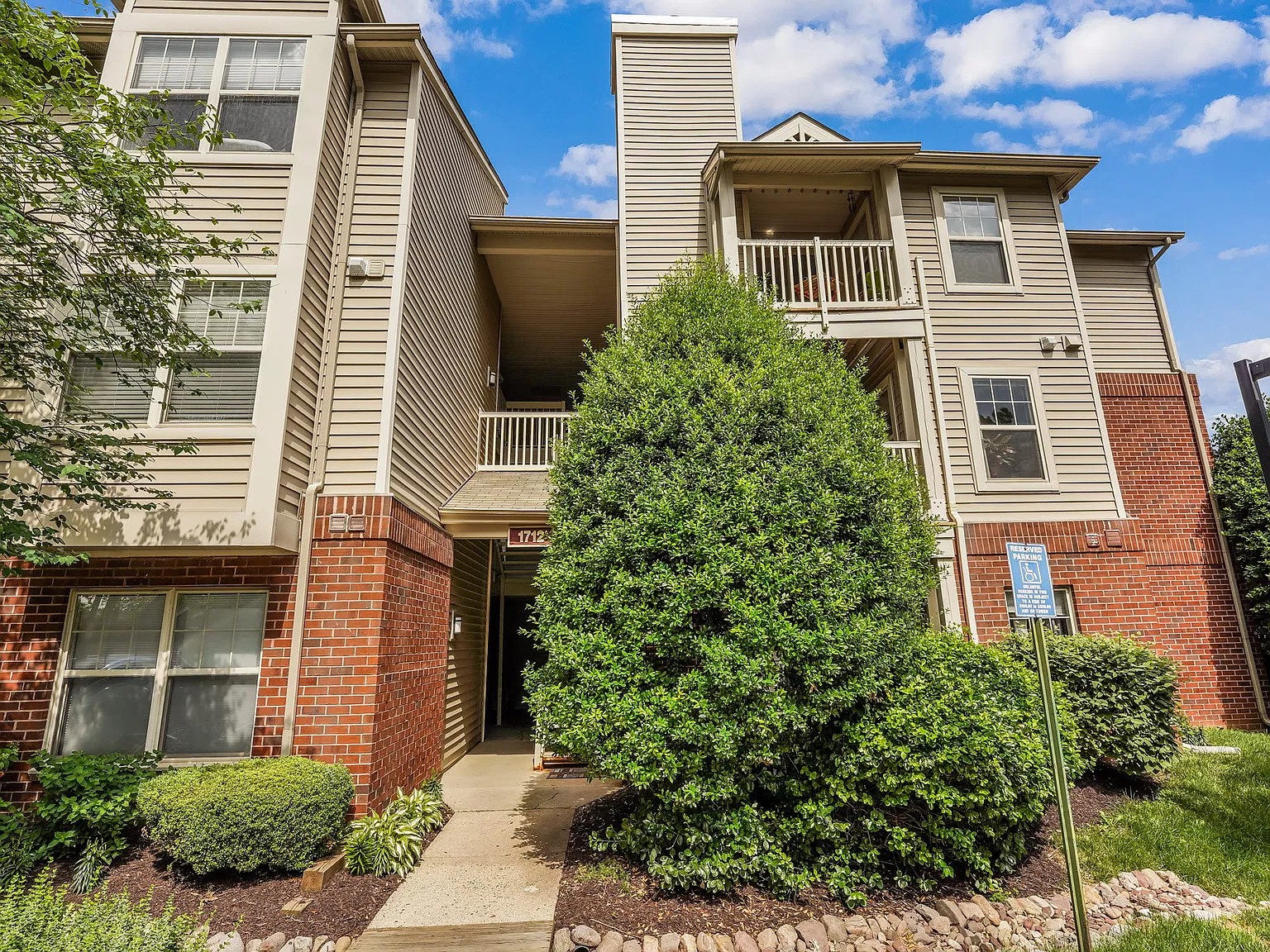 2 bed, 947 sqft, $2,300 — Photo 3