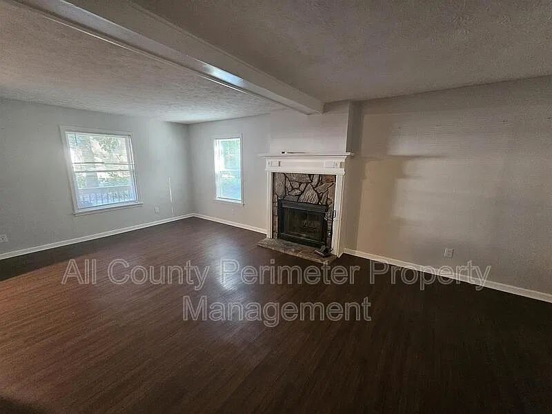 4 bed, 2.5 bath, 1950 sqft, $2,600 — Photo 3