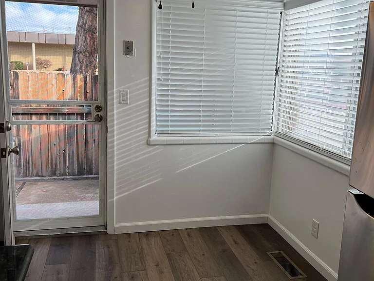 880 Tyler Way — Photo 2