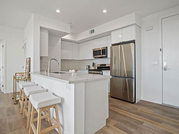 4th image of 4804 Oakwood Ave #209