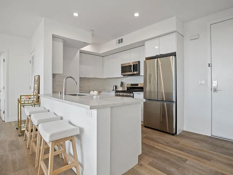 4804 Oakwood Digitally Staged Kitchen