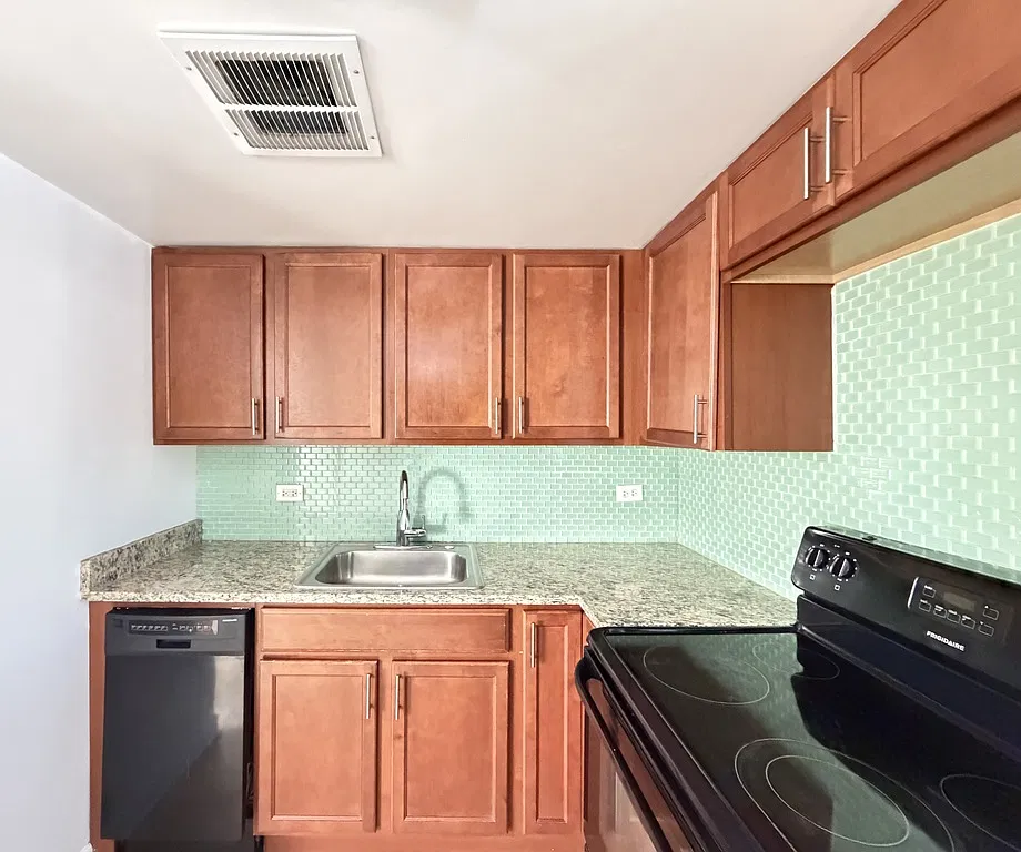 Attractive 1 Bed, 1 Bath at Milwaukee + Howard (Niles) — Photo 3