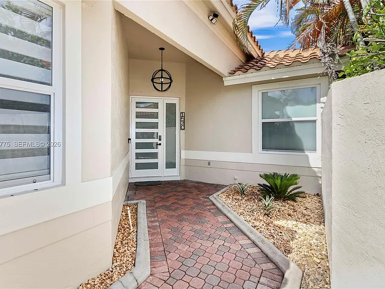 1530 Lacosta Dr W — Photo 3