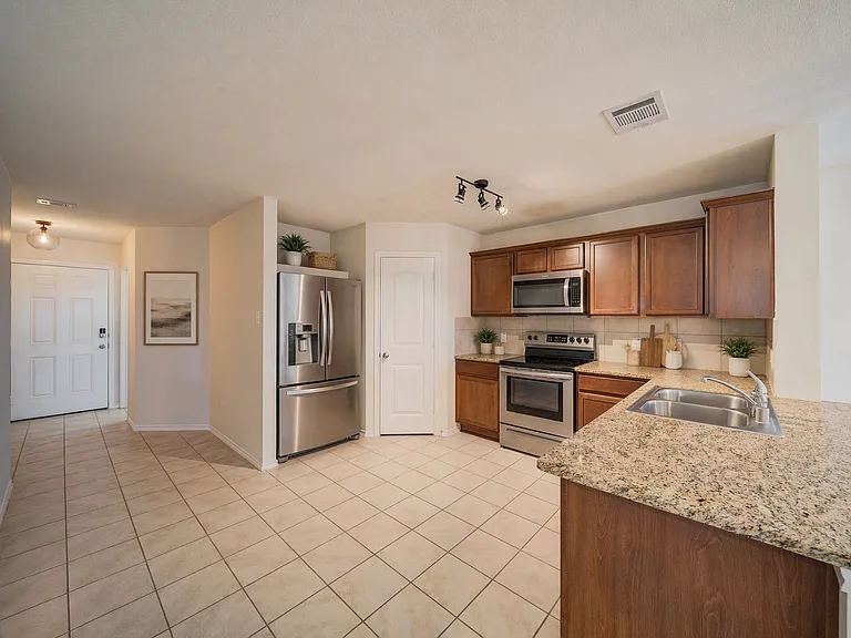1110 Mercury Dr — Photo 9