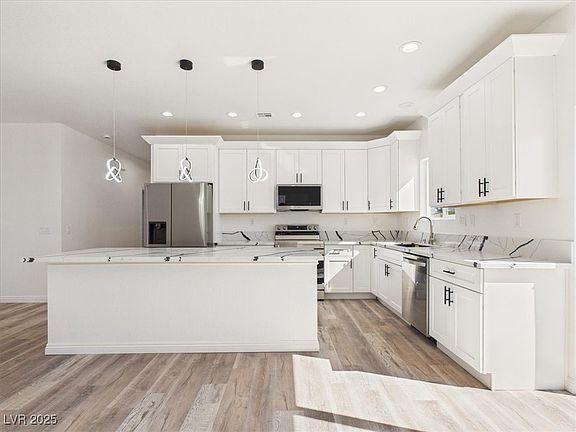 5th image of 931 Lone Pine Rd