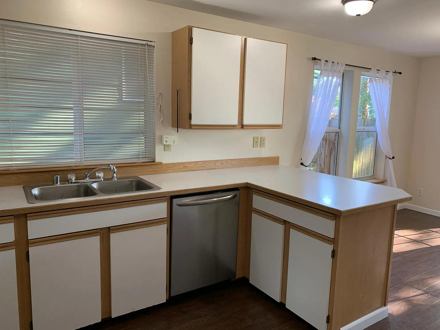 3 bed, 2.5 bath, 1607 sqft, $2,530 — Photo 3