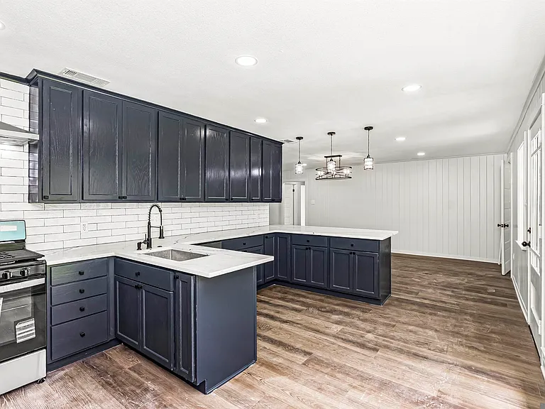 535 Thornwood Dr — Photo 13
