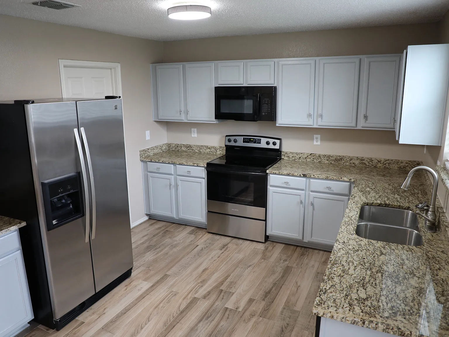 3 bed, 2.5 bath, 2235 sqft, $2,200 — Photo 4
