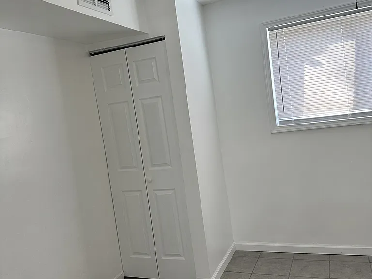 182 E Market St — Photo 16