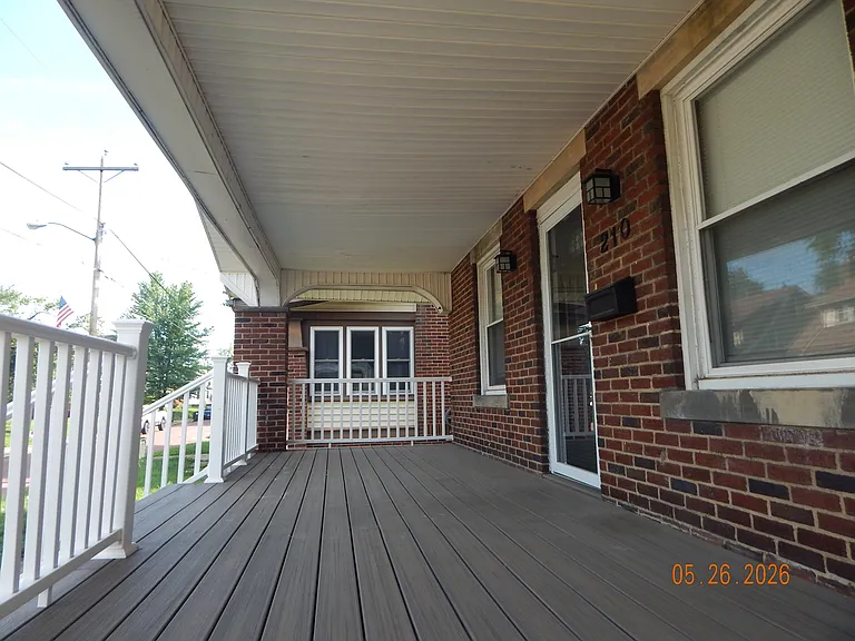 210 Roslyn Ave NW — Photo 2