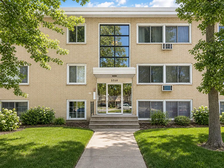 Relax in Style: Discover our Minneapolis Bedroom Haven on Minnehaha Avenue — Photo 17