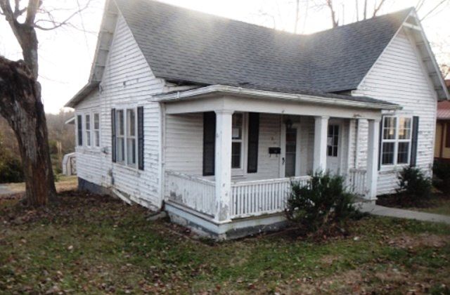 1st image of 410 Hopkinsville St