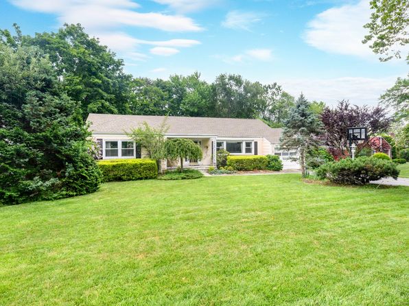 74 Boxwood Dr