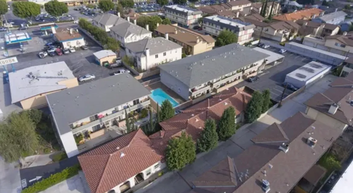 2 bed, 1300 sqft, $2,400 — Photo 4