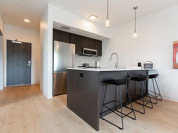 3rd image of 718 W Babcock St Unit 413