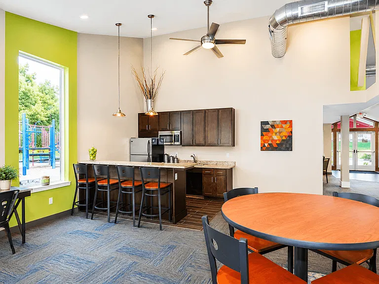 Royal Oaks Apartments — Photo 12