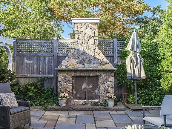 4th image of 15 Whitcomb Gdn #15
