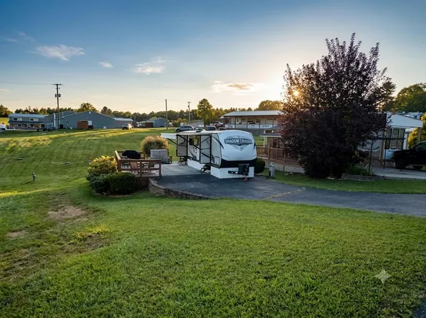 Megan Cir, Hillsville, VA 24343