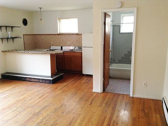 2nd image of 507 Lowell Ave APT 1