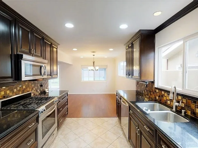 239 Albert Pl — Photo 3
