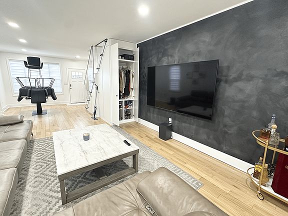 4th image of 230 Union Blvd #B
