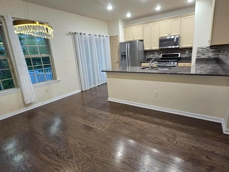 76 Albert Ct — Photo 11
