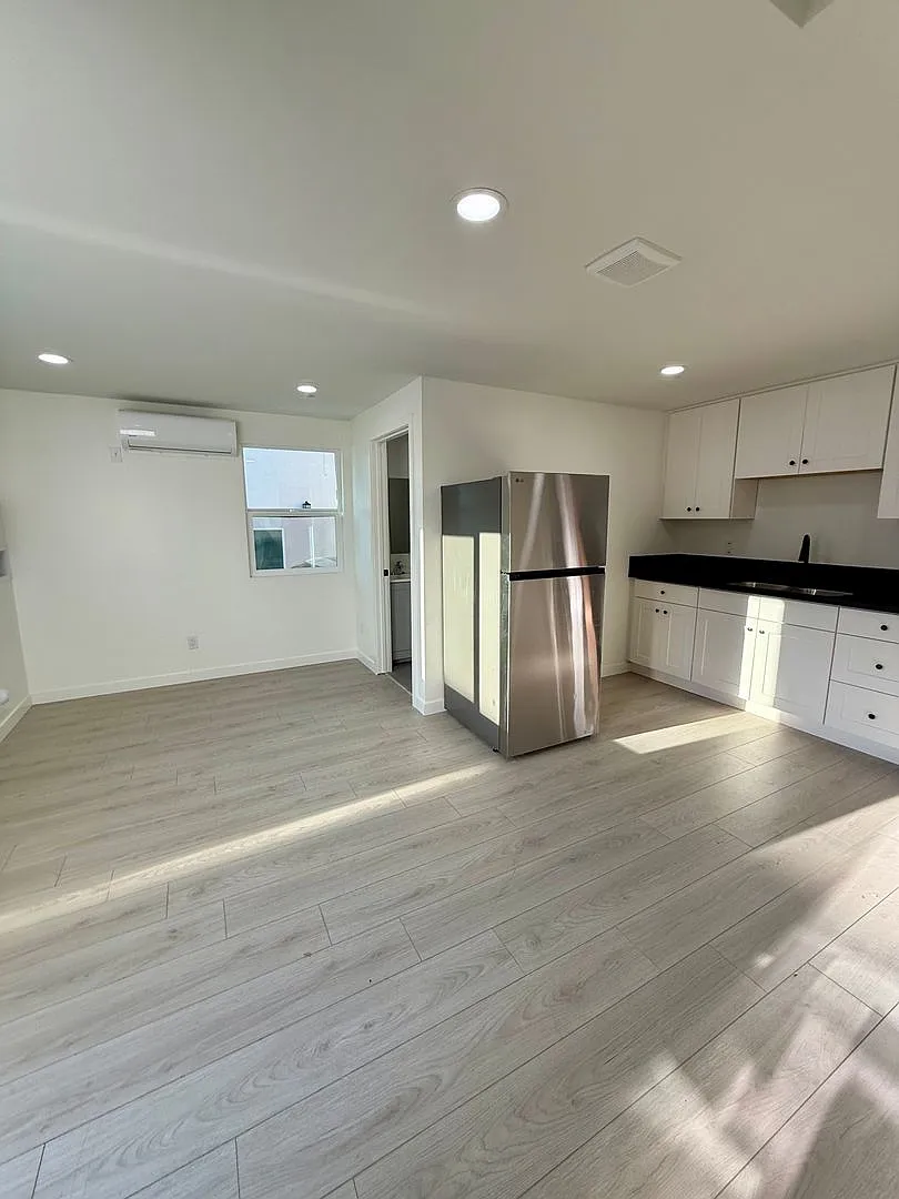 Beautiful 2 Bedroom! Must See — Photo 4