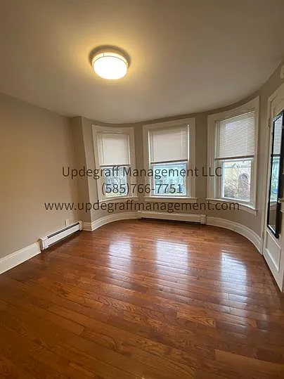 521 Oxford St #3 — Photo 4