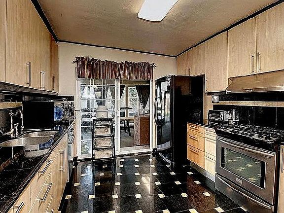 4th image of 701 Pecan St