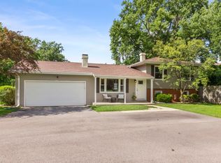 5S481 Glenoban Dr, Naperville, IL 60563