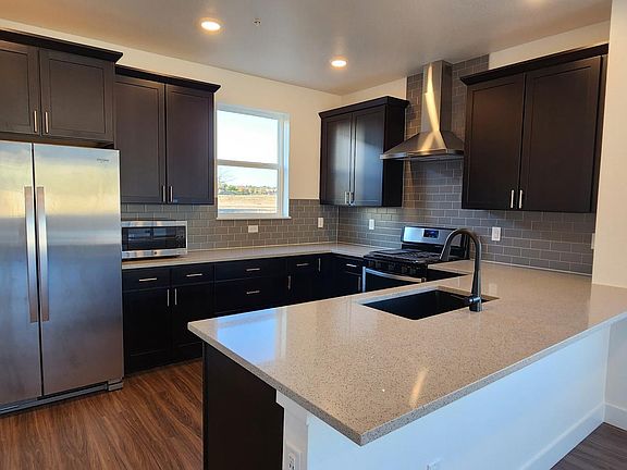 Gourmet kitchen with quartz countertop