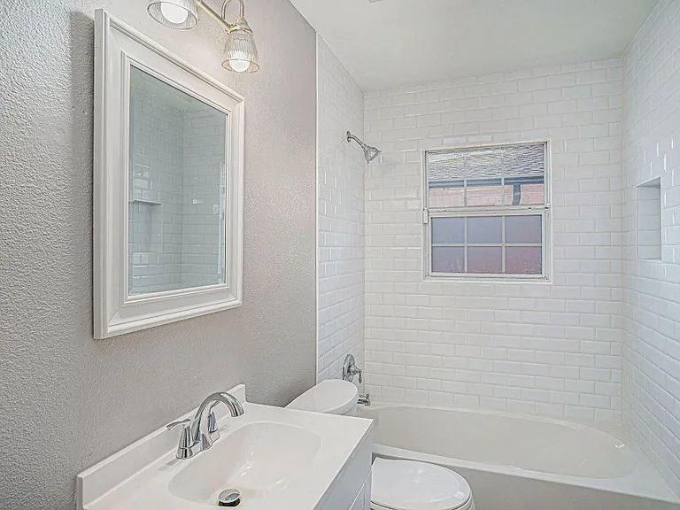 2533 Warren Ave — Photo 49