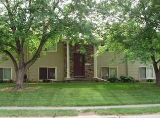 1501 Grandview Ave, Papillion, NE 68046