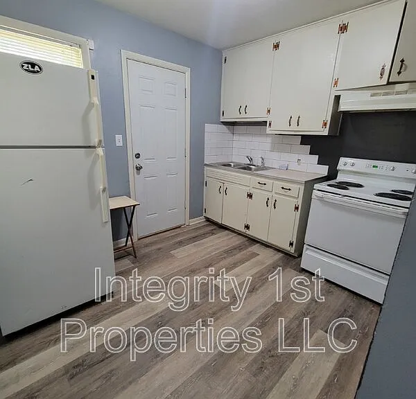 2216 State Ave — Photo 3