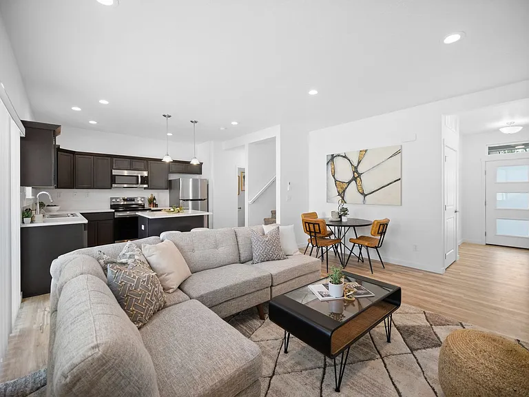 817 E F St #A — Photo 3