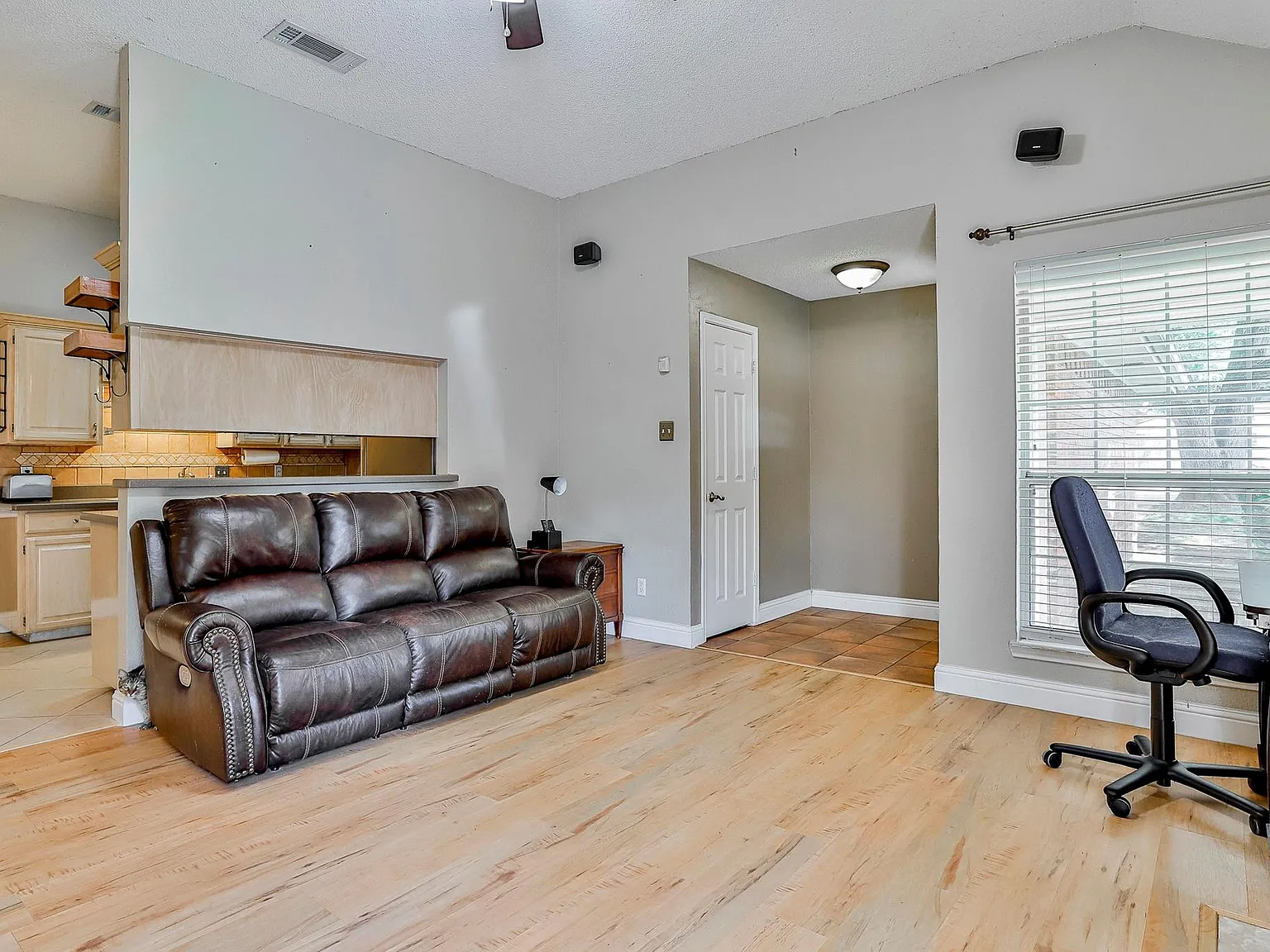 3 bed, 1239 sqft, $2,200 — Photo 3