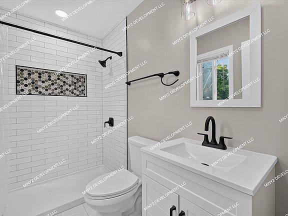 5th image of 16836 Rutherford St