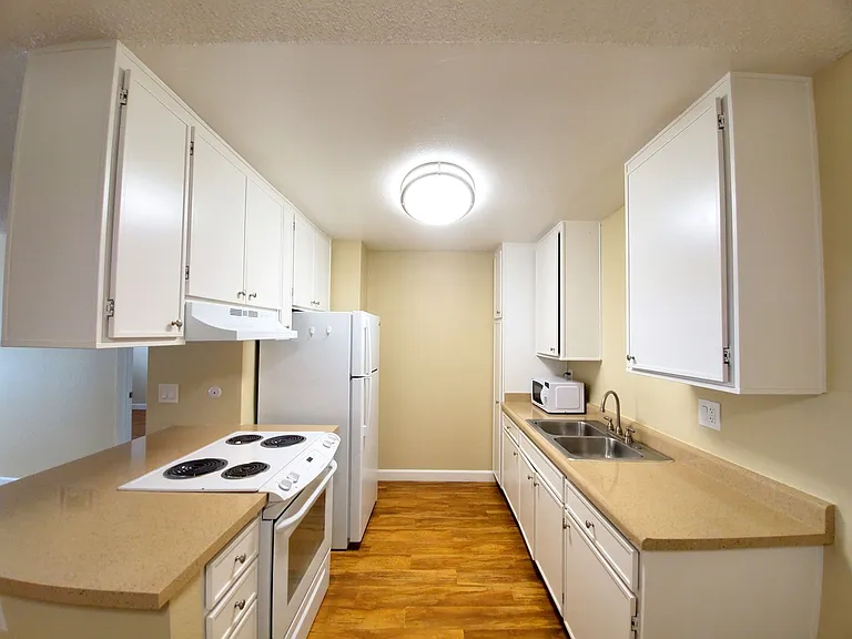 Parklane Apartments — Photo 27