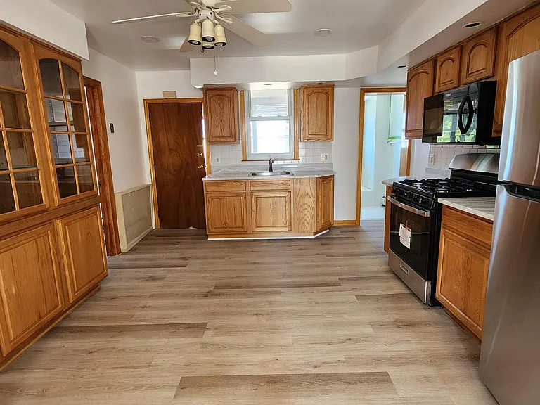 48 Lang St #2 — Photo 4