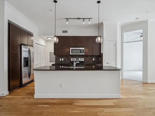 300 Saint Joseph Pkwy APT 317, Houston, TX 77002