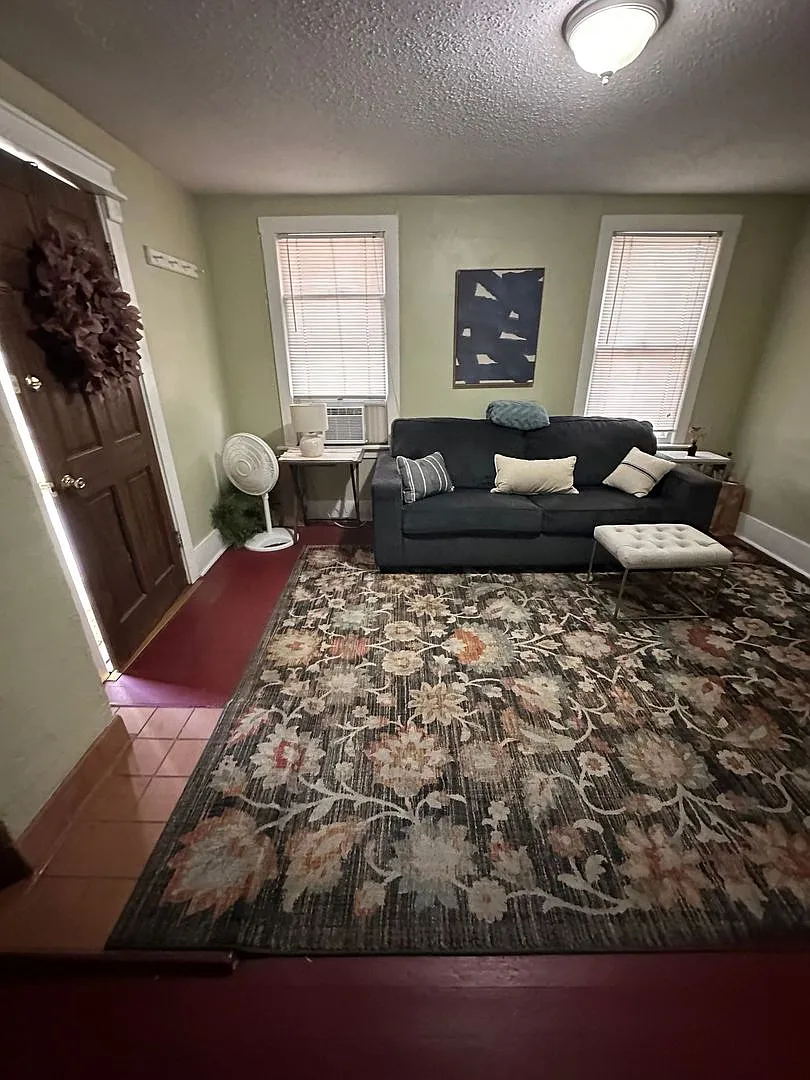 Cute Cottage Close to Downtown! — Photo 4