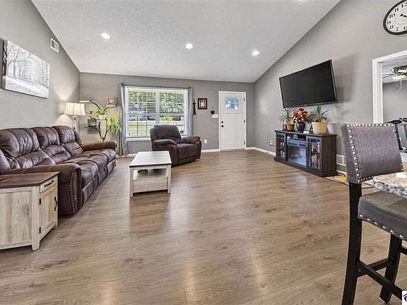 4th image of 15 Joy K Lynn St