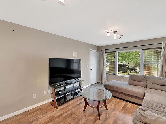 5th image of 224 E Spencer Dr