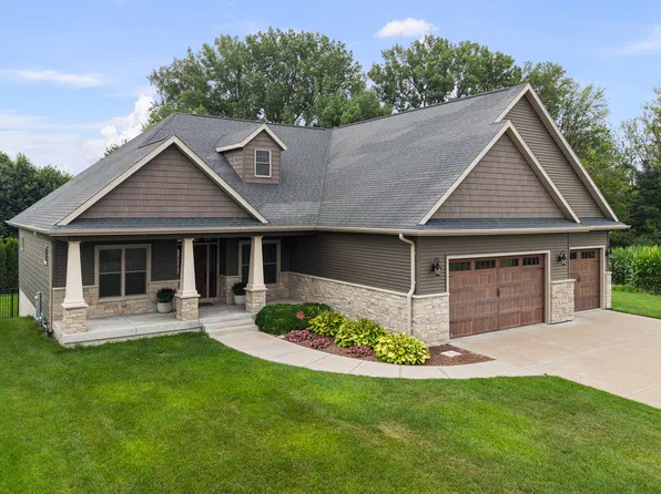 813 S 10th St, Eldridge, IA 52748