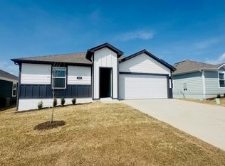 305 NW Granny Smith St, Gentry, AR 72734