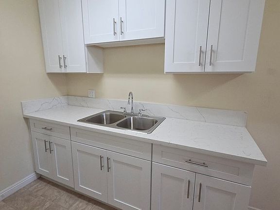3rd image of 812 S Glendale Ave #6